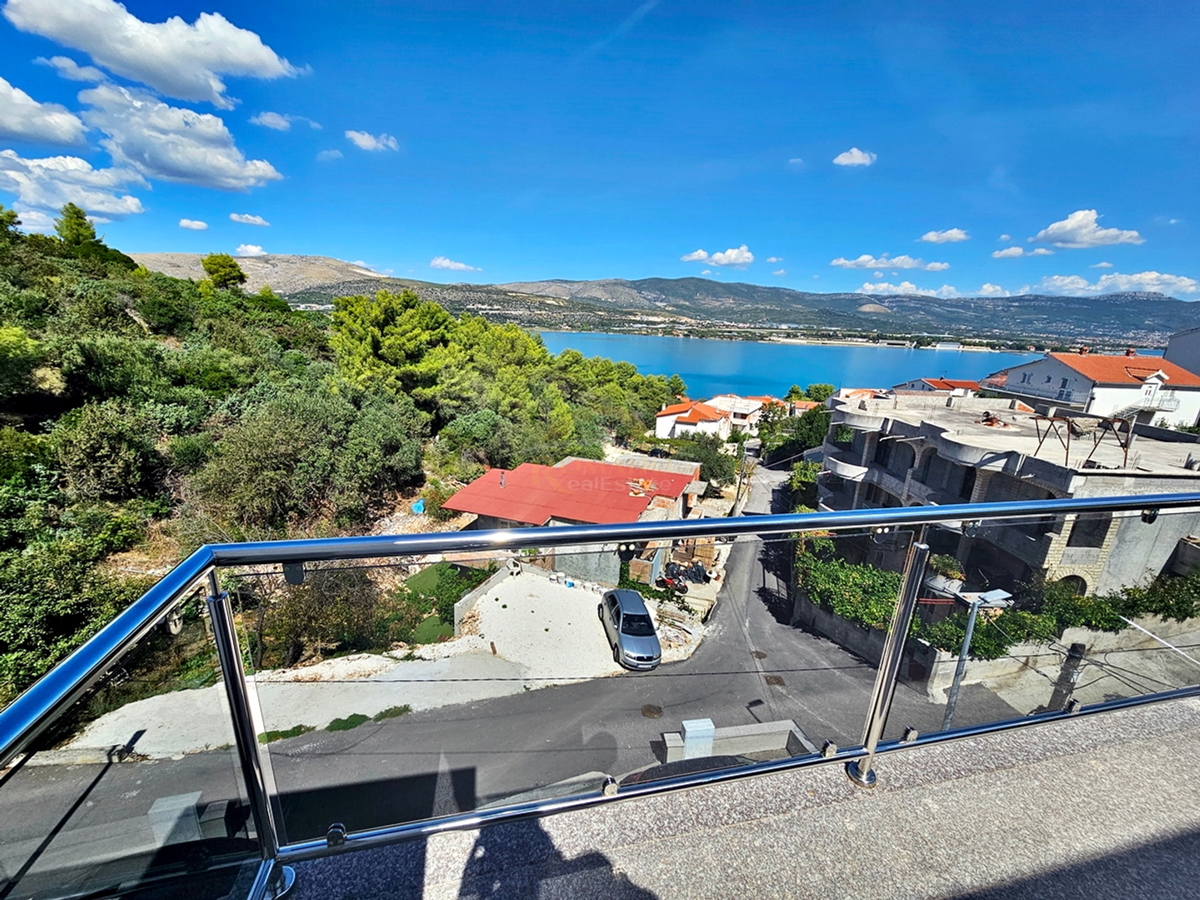 Luksuzna hiša na Čiovu - Mastrinka s 3 apartmaji in odprtim pogledom na morje